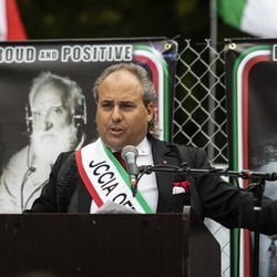 Ron Onesti, président du Comité civique conjoint des Italo-Américains, prend la parole lors du Columbus Day: Italian American Heritage Celebration à Arrigo Park dans le quartier de Little Italy, lundi matin, 12 octobre 2020.
