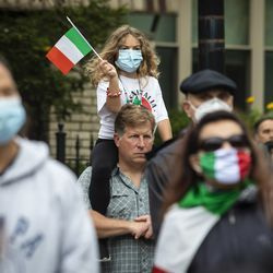 Des centaines de personnes se rassemblent pour le Columbus Day : célébration du patrimoine italo-américain au parc Arrigo dans le quartier de Little Italy, le lundi matin 12 octobre 2020.