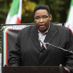 Ald. Jason Ervin (28e) prend la parole lors du Columbus Day : célébration du patrimoine italo-américain au parc Arrigo dans le quartier de Little Italy, lundi matin, 12 octobre 2020.