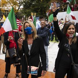 Des centaines de personnes se rassemblent pour le Columbus Day : célébration du patrimoine italo-américain au parc Arrigo dans le quartier de Little Italy, le lundi matin 12 octobre 2020.