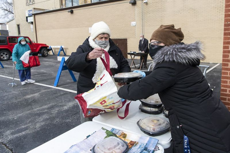 ノースウェストサイドにあるJoinedHands Food Pantryのボランティアが、木曜日に感謝祭の食事を配ります。