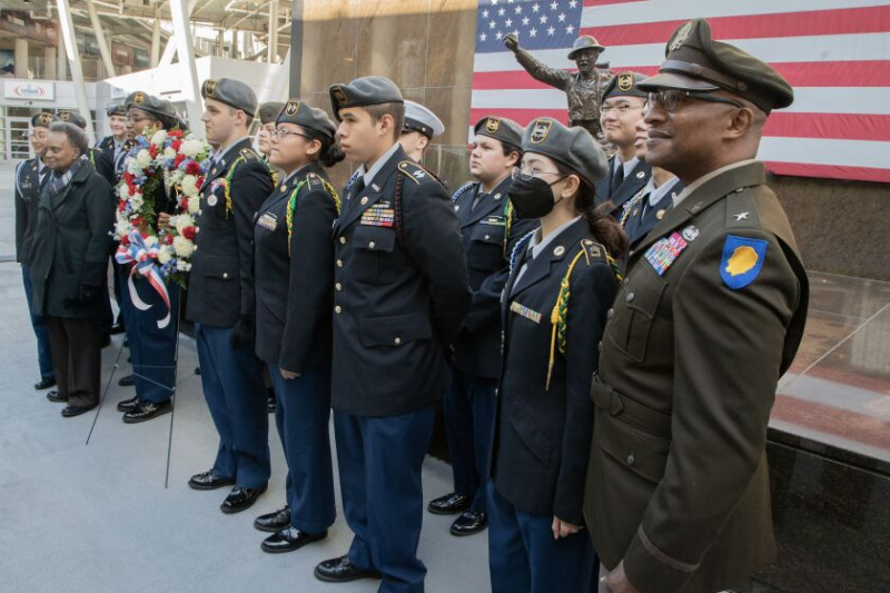   Borgmästare Lori Lightfoot och brigadgeneral Rodney Boyd poserar med JROTC-medlemmar vid den årliga minnesceremonin för Veterans Day på Soldier Field. Fredagen den 11 november 2022.