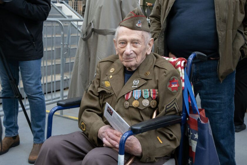   98-årige veteranen Bob Holbach deltog i den årliga minnesceremonin för Veteransdagen på Soldier Field. Fredagen den 11 november 2022.