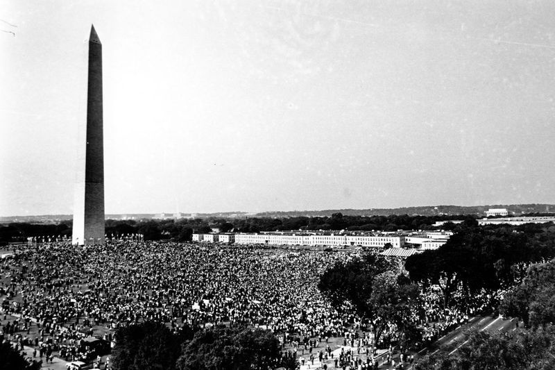 Milhares se reúnem no terreno do Monumento a Washington em 28 de agosto de 1963 antes de marchar para o Lincoln Memorial.