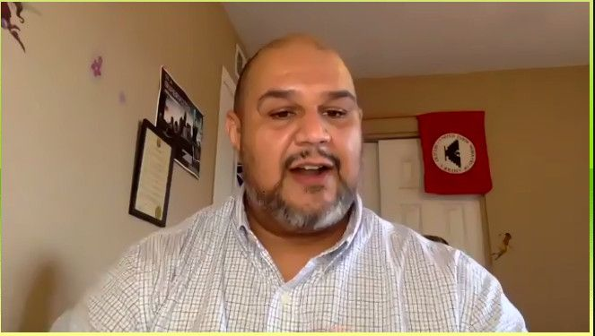 Alejandro Chávez é neto do líder sindical Cesar Chávez, que conquistou vitórias para o sindicato dos Trabalhadores Rurais Unidos nas décadas de 60 e 70. Um ativista que trabalha na organização de base, extensão e construção de movimentos do Latinx, ele está seguindo os passos de seu avô.