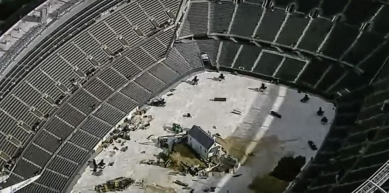 Pełnowymiarowy model domu dzieciństwa Kanye Westa został zbudowany w zeszłym tygodniu na terenie Soldier Field. Ale pierwotny plan Westa był jeszcze bardziej ambitny – przeniesienie rzeczywistego domu na stadion z South Shore.