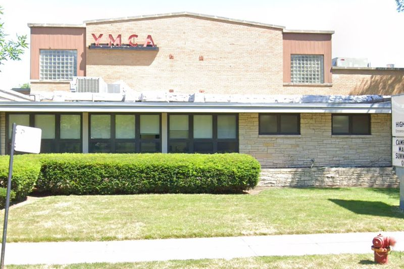 The High Ridge YMCA i West Ridge på 2424 W. Touhy Ave.