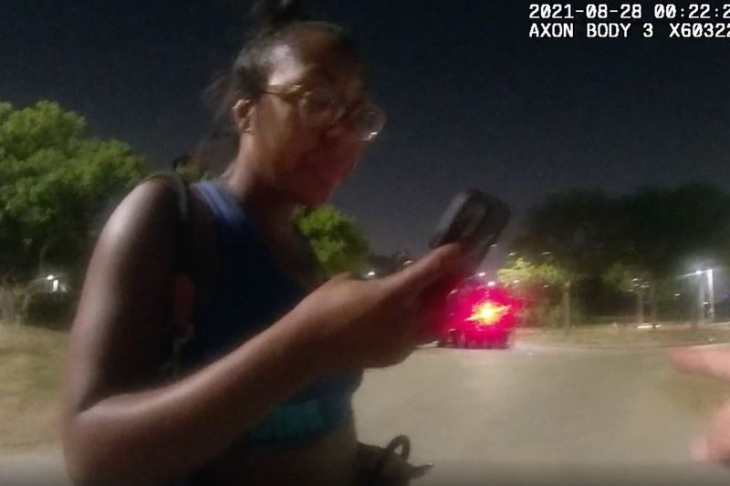 Stillbild från kroppsburna kamerabilder av Nikkita Brown sekunder innan en CPD-officer försöker hålla tillbaka henne i ett möte i augusti som började när hon gick ut med sin hund efter parktimmar längs sjön.