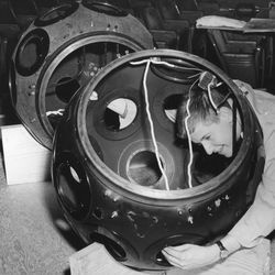 Um técnico monta o projetor celeste Zeiss do Planetário Adler.