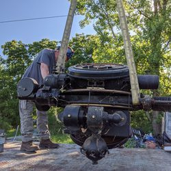 A seção central do projetor Zeiss foi içada para um caminhão no início deste ano em Ohio.