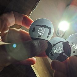 Um membro da equipe da Adler segura alguns dos slides originais usados ​​no projetor celeste.