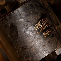 Partes do primeiro projetor estrela Zeiss Mark II do Planetário Adler estão sendo armazenadas em um depósito no lado sul.