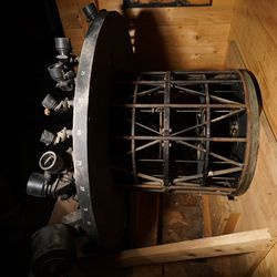 O primeiro projetor estrela Zeiss do Adler Planetarium está armazenado em um depósito no lado sul.