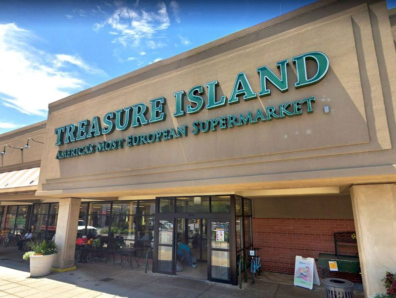 Treasure Island sulges oktoobris oma kuus viimast kauplust, sealhulgas selle asukoha Hyde Parkis. Ruumi kolib Trader Joe’s. | Google Streetview