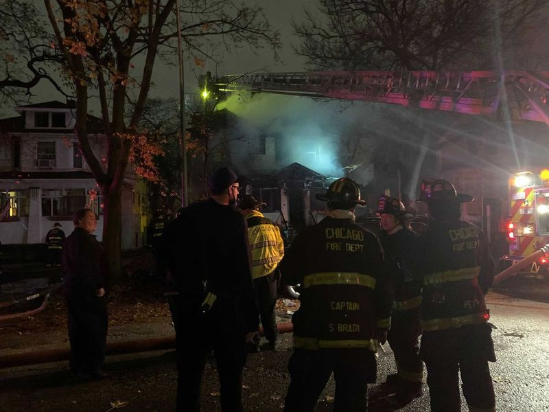 Un incendie a détruit une maison dans le bloc 4200 North Kildare jeudi soir, et un couple de personnes âgées a été retrouvé mort à l