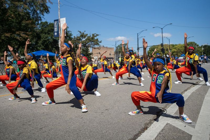 Geek Squad treedt op tijdens de Bud Billiken Parade in de wijk Bronzeville, zaterdag 14 augustus 2021. De parade, die vorig jaar werd afgelast vanwege de COVID-19-pandemie, is nu aan zijn 92e jaar.