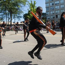 Het Golden Knights Drill Team treedt zaterdag op tijdens de Bud Billiken Parade in de wijk Bronzeville.