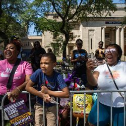 Paradegangers juichen zaterdag tijdens de Bud Billiken-parade in de wijk Bronzeville.