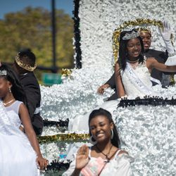 Bud Billiken Prinses Abe Mallory, Prins Destin Barnes, Koningin Kennedi Eggleston en Koning Richard Gallion Jr. zwaaien zaterdag tijdens de Bud Billiken Parade.