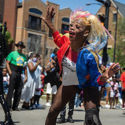 Een artiest verkleed als Harley Quinn danst zaterdag tijdens de Bud Billiken Parade in de wijk Bronzeville.