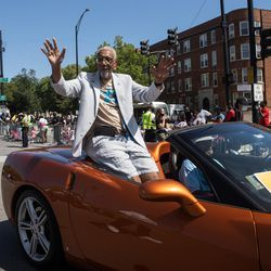 Amerikaanse Rep. Bobby Rush zwaait naar paradegangers tijdens de Bud Billiken Parade zaterdag.