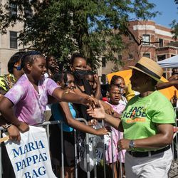 Burgemeester Lori Lightfoot van Chicago schudt kinderen de hand tijdens de Bud Billiken Parade zaterdag.