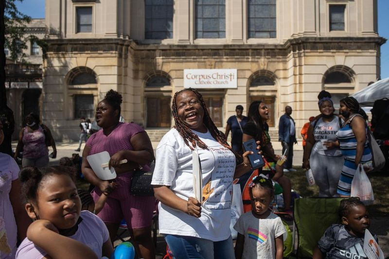 Paradegangers juichen tijdens de Bud Billiken Parade in de wijk Bronzeville, zaterdag 14 augustus 2021.