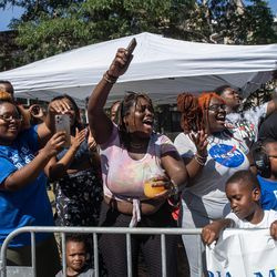 Mensen juichen als de burgemeester van Chicago, Lori Lightfoot, langskomt tijdens de Bud Billiken Parade zaterdag.