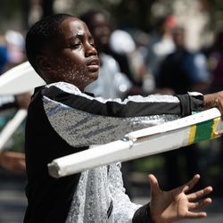 Een lid van het South Shore Drill Team treedt zaterdag op tijdens de Bud Billiken Parade.