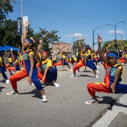 Geek Squad treedt op tijdens de Bud Billiken Parade zaterdag.