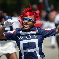 Een danser treedt op tijdens de Bud Billiken Parade op zaterdag.