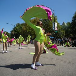 Een danseres treedt zaterdag op tijdens de Bud Billiken Parade in de wijk Bronzeville.