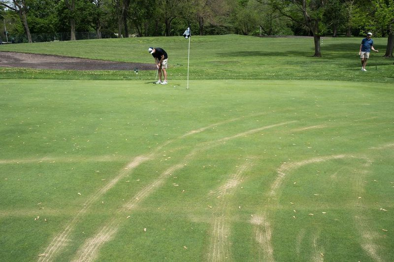 Un golfeur joue au Jackson Park Golf Course vendredi, un jour après qu