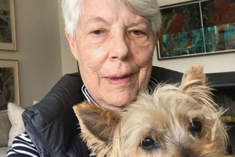 Alice Brunner y su perro, Frankie.