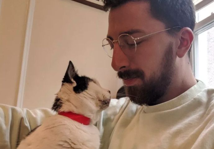 Blep al gato con Jonathan Corvin-Blackburn.