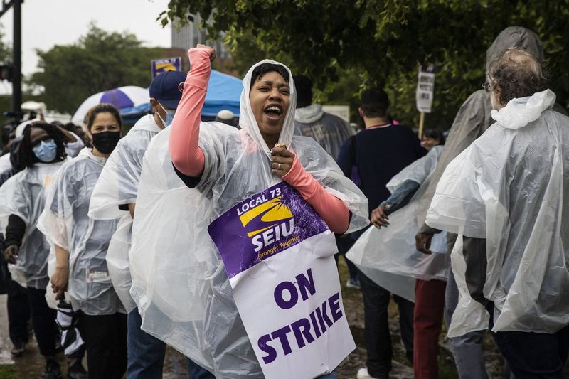 Reede hommikul, 25. juunil 2021 kõnnivad silmatorkavad SEIU kohalikud 73 Cooki maakonna töötajad Near West Side