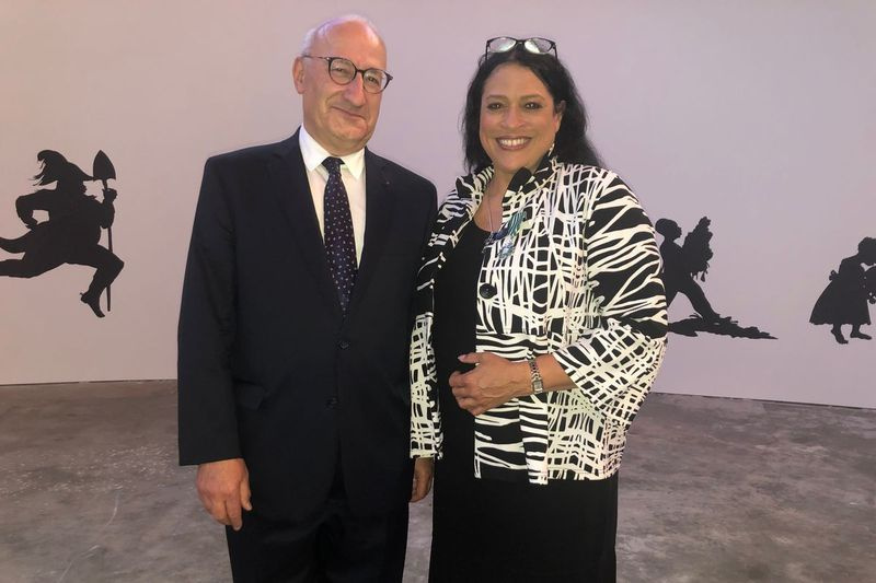 Ved et besøg her tildelte Philippe Etienne, Frankrigs ambassadør i USA, DuSable Museum of African American History præsident og administrerende direktør Perri Irmer den franske regerings højeste udmærkelse inden for kunsten, The Order of Arts and Letters, med henvisning til museumsprogrammer, der fremhæver forholdet mellem afroamerikanere og franskmænd.