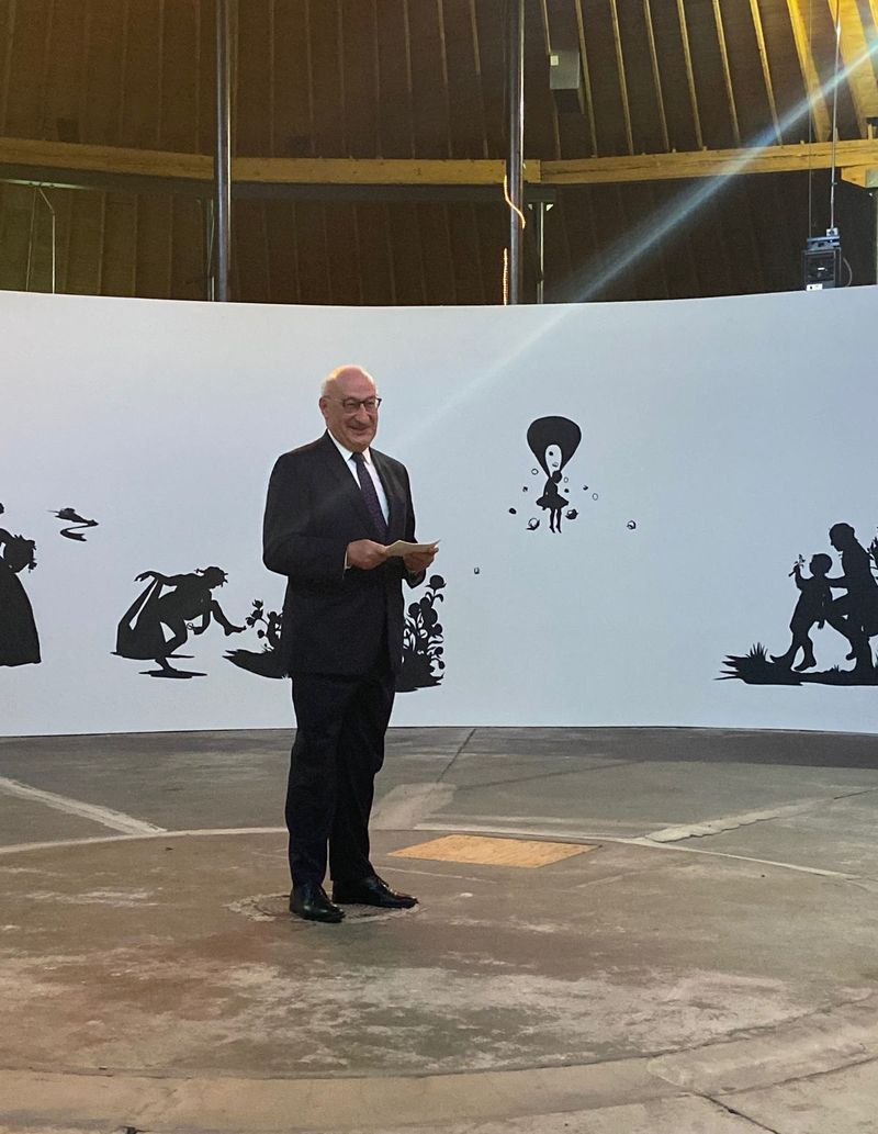 Philippe Etienne, Frankrigs ambassadør i USA, citerede programmer fra DuSable Museum of African American History, der fremhæver forholdet mellem afroamerikanere og franskmændene, som giver dens præsident og administrerende direktør Perri Irmer den franske regerings højeste ære inden for kunst.
