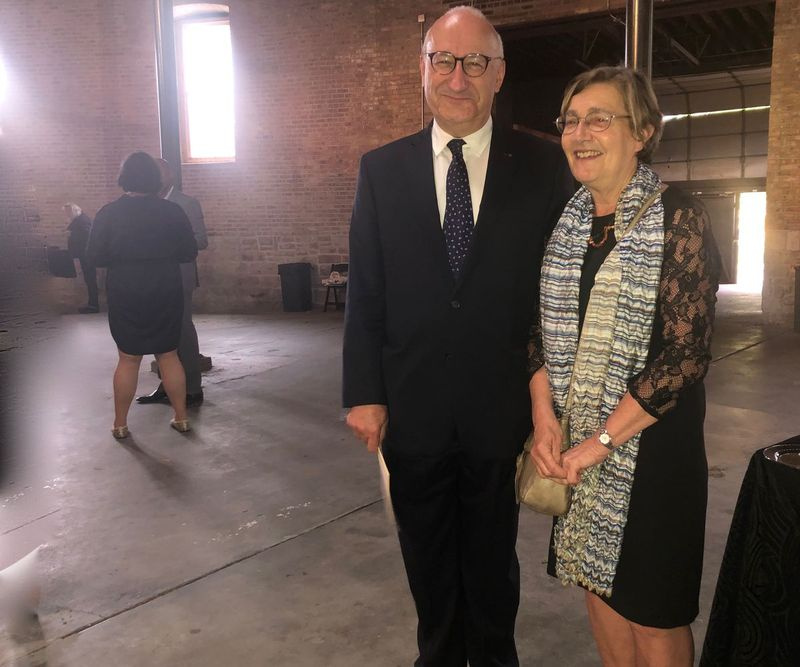 Philippe Etienne, Frankrigs ambassadør i USA, her sammen med hustruen Patricia, besøgte Chicago som en del af en tre-dages Midtvesten-turné, primært for at fremme handel. Ved en ceremoni på DuSable Museum of African American History mandag aften tildelte Etienne DuSables præsident og CEO Frankrigs højeste udmærkelse inden for kunsten.