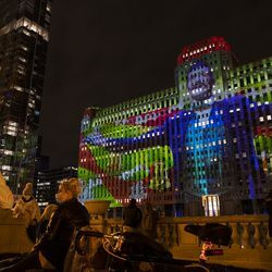 Setki ludzi gromadzą się przed Merchandise Mart na chicagowskim Riverwalk, aby obejrzeć inaugurację Art on the Mart ze specjalną prezentacją tematyczną „Dziadek do orzechów” z Joffrey Ballet, czwartek, 13 listopada 2020 r.