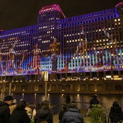 Setki ludzi gromadzą się przed Merchandise Mart na chicagowskim Riverwalk, aby obejrzeć inaugurację Art on the Mart ze specjalną prezentacją tematyczną „Dziadek do orzechów” z Joffrey Ballet, czwartek, 13 listopada 2020 r.