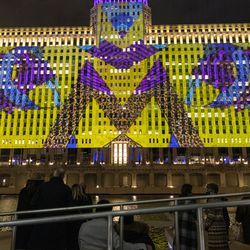Setki ludzi gromadzą się przed Merchandise Mart na chicagowskim Riverwalk, aby obejrzeć inaugurację Art on the Mart ze specjalną prezentacją tematyczną „Dziadek do orzechów” z Joffrey Ballet, czwartek, 13 listopada 2020 r.