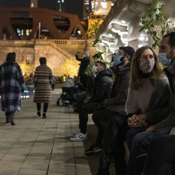 Setki ludzi gromadzą się przed Merchandise Mart na chicagowskim Riverwalk, aby obejrzeć inaugurację Art on the Mart ze specjalną prezentacją tematyczną „Dziadek do orzechów” z Joffrey Ballet, czwartek, 13 listopada 2020 r.
