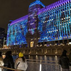 Setki ludzi gromadzą się przed Merchandise Mart na chicagowskim Riverwalk, aby obejrzeć inaugurację Art on the Mart ze specjalną prezentacją tematyczną „Dziadek do orzechów” z Joffrey Ballet, czwartek, 13 listopada 2020 r.