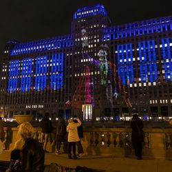 Setki ludzi gromadzą się przed Merchandise Mart na chicagowskim Riverwalk, aby obejrzeć inaugurację Art on the Mart ze specjalną prezentacją tematyczną „Dziadek do orzechów” z Joffrey Ballet, czwartek, 13 listopada 2020 r.