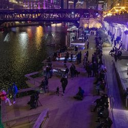 Setki ludzi gromadzą się przed Merchandise Mart na chicagowskim Riverwalk, aby obejrzeć inaugurację Art on the Mart ze specjalną prezentacją tematyczną „Dziadek do orzechów” z Joffrey Ballet, czwartek, 13 listopada 2020 r.