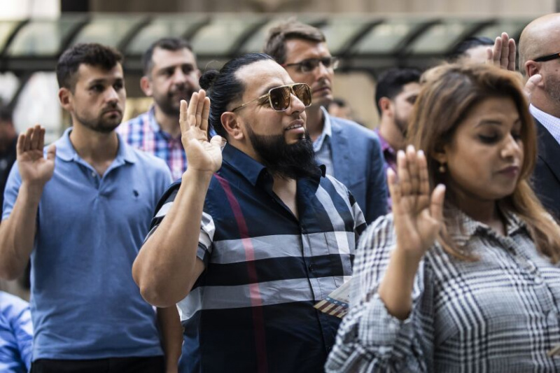   Daniel Camacho, centre, 39 ans, né au Mexique, est l'une des plus de 60 personnes de 32 pays différents à prêter le serment d'allégeance lors d'une cérémonie de naturalisation, complétant le processus pour devenir citoyen américain, mardi à la 12e édition annuelle de l'Illinois. Constitution des États-Unis et ; Célébration de la Journée de la citoyenneté à Daley Plaza.