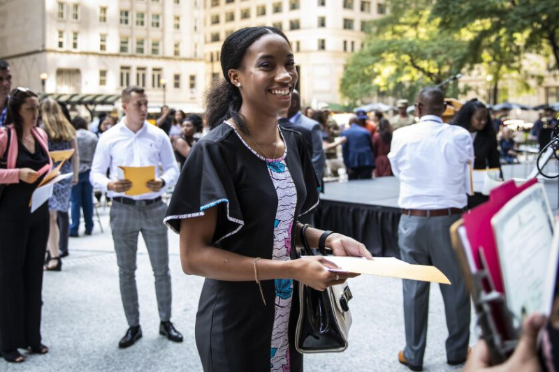   Sharon Celestine, 20 ans, qui a déménagé du Nigeria il y a sept ans dans le South Side, sourit après avoir prêté le serment de citoyenneté. Elle fait partie de la Garde nationale de l'armée et fréquente la Southern Illinois University.