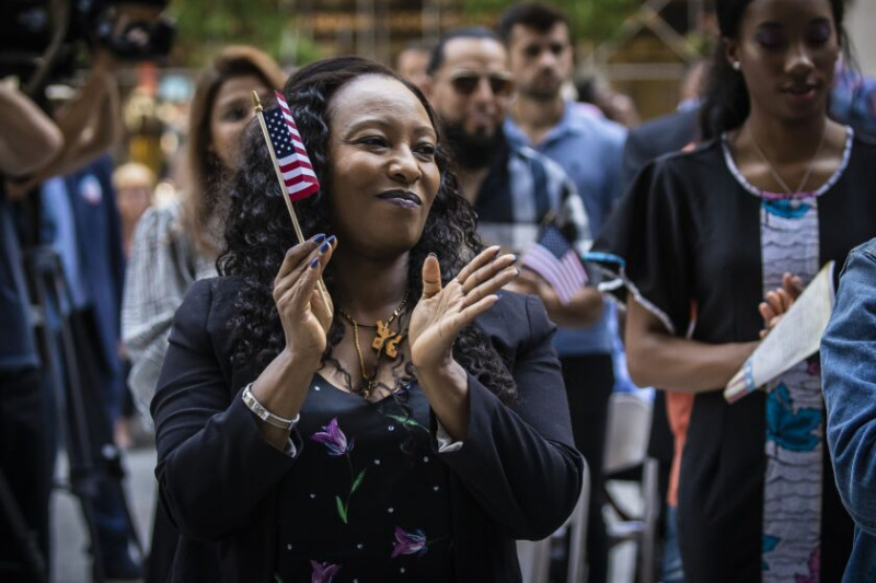   Dagmawit Feleke, centre, 34 ans, née en Éthiopie, applaudit après qu'elle et plus de 60 autres personnes de 32 pays différents ont prêté serment d'allégeance lors d'une cérémonie de naturalisation, achevant le processus pour devenir citoyen américain, mardi au 12 de l'Illinois. Constitution annuelle des États-Unis & Célébration de la Journée de la citoyenneté à Daley Plaza.