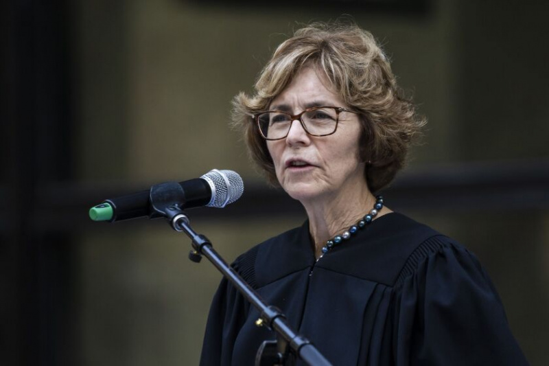   La juge en chef Rebecca Pallmeyer, du district nord de l'Illinois, préside une cérémonie de naturalisation mardi au cours de la 12e édition annuelle de la Constitution américaine de l'lllinois & ; Célébration de la Journée de la citoyenneté à Daley Plaza.